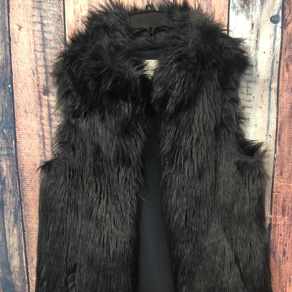 LOFT Jackets & Blazers - LOFT FAUX FUR VEST M/L